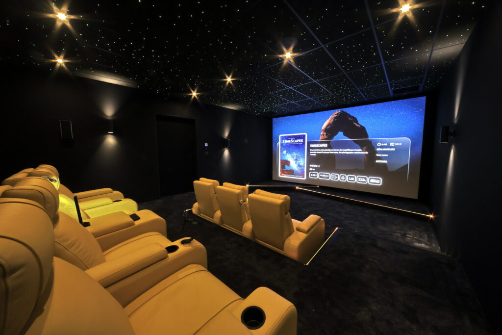 Salle de cinéma privée réalisée par Mediatone à Sanary-sur-Mer